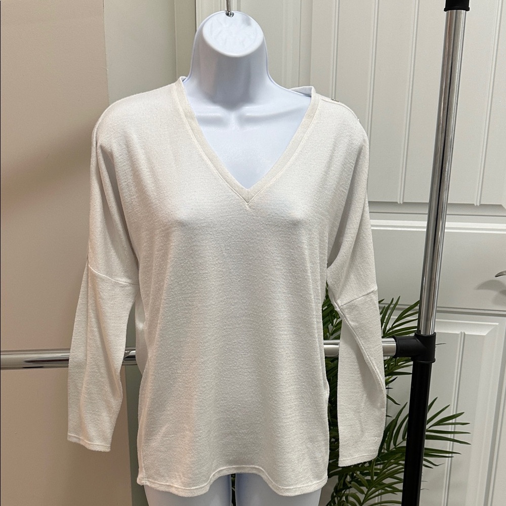 White House Black Market Cream V-Neck Long Sleeve Sweater